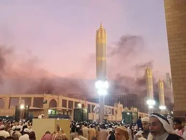 Asap hitam membumbung di dekat Masjid Nabawi, Arab Saudi, Senin (4/7). Ledekan terjadi akibat bom bunuh diri di pos polisi yang lokasinya berdekatan dengan kompleks Masjid Nabawi yang mengakibatkan 5 orang tewas. (Facebook.com/Haramain)