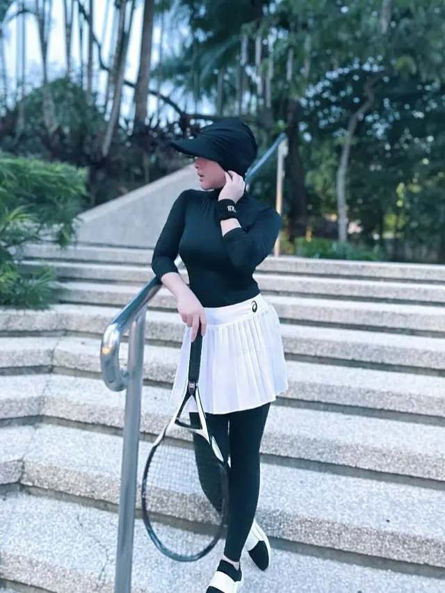 Tampilan Baju Olahraga Syahrini saat Bermain Tenis, credit: (@princessyahrini)