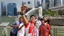 Para pemain timnas Indonesia U-23 ber-selfie di Merlion Park, Singapura, Jumat (5/6/2015). Para penggawa Garuda Muda bersantai sejenak usai melaksanakan ibadah salat Jumat di Masjid Sultan, Bugis, Singapura. (Liputan6.com/Helmi Fithriansyah)