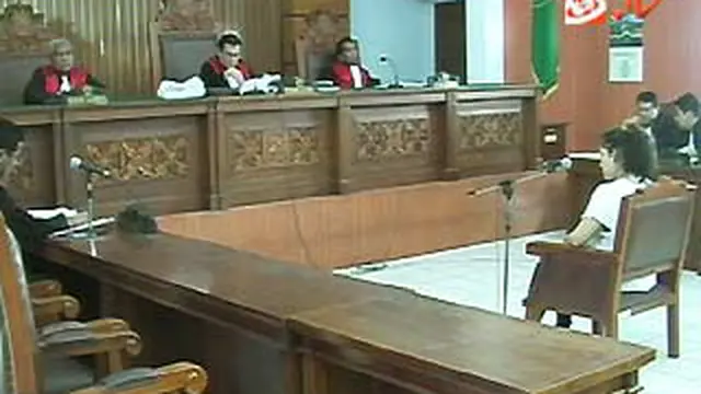 110802aputri-sidang.jpg