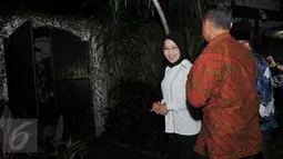 Deputi Gubernur bidang Kebudayaan dan Pariwisata di Pemprov DKI Jakarta, Sylviana Murni saat tiba di kediaman SBY di Cikeas, Jawa Barat, Jumat (23/9). Koalisi Poros Cikeas resmi mengusung Sylviana sebagai Balon Wagub (Liputan6.com/Gempur M Surya)