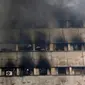 Asap hitam pekat terlihat dari gedung pencakar langit tertua Iran, gedung Plasco berlantai 15, di pusat kota Teheran, Kamis (19/1). Gedung yang dibangun di awal era 1960-an itu terbakar hingga runtuh. (AP Photo/Vahid Salemi)