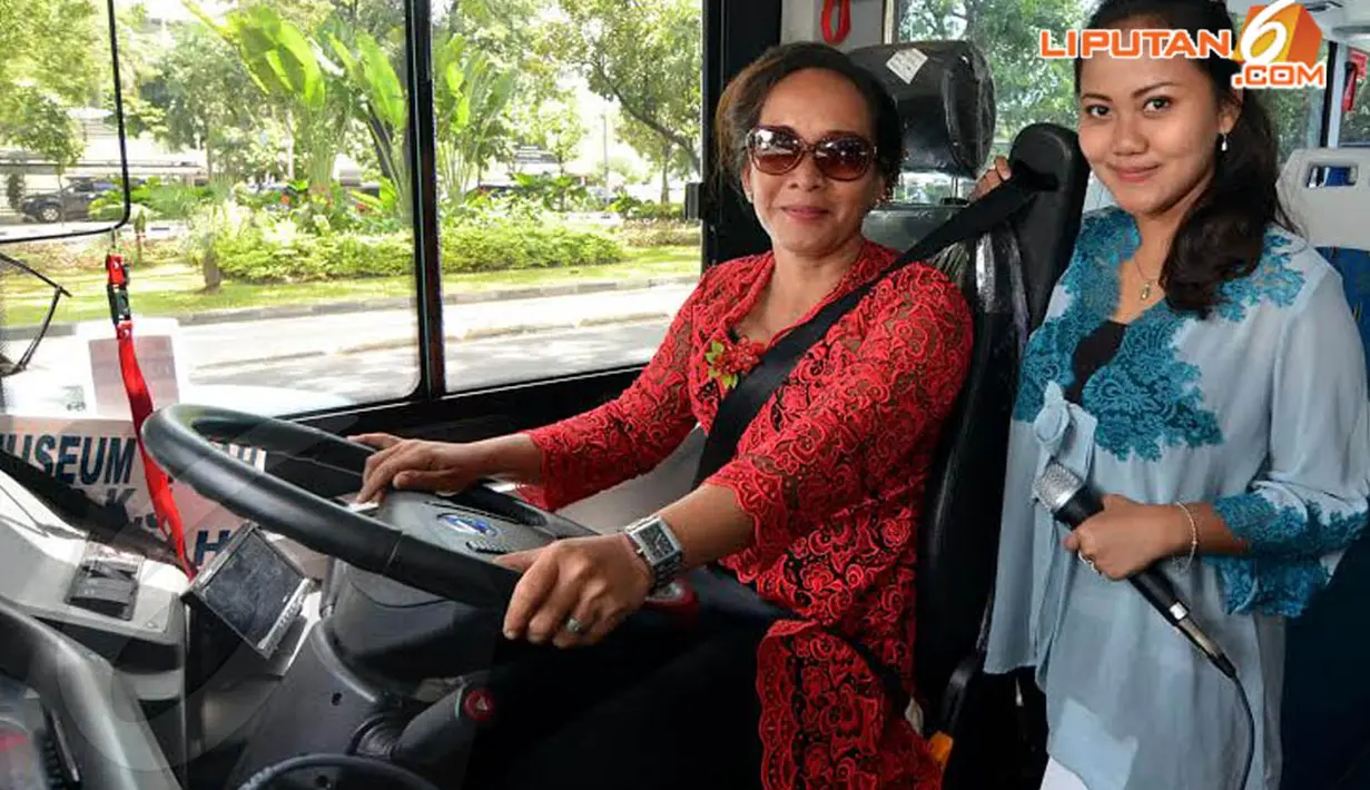 Kebaya tidak hanya dikenakan oleh pramudi saja. Pemandu wisata yang ikut serta berkeliling dengan bus tingkat juga tampak menggunakan baju khas wanita Indonesia itu (Liputan6.com/Johan Tallo)