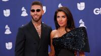 Pemain sepak bola Spanyol, Sergio Ramos dan istrinya, Pilar Rubio, menghadiri the 26th Annual Latin Grammy Awards di MGM Grand Garden Arena di Las Vegas, Nevada pada 13 November 2025. (Michael Tran/AFP)