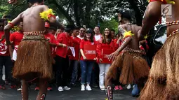 Tarian tradisional Papua mengiringi kedatangan kader Partai Solidaritas Indonesia (PSI) di kantor KPU, Selasa (10/10). Dipimpin sang ketua umum, Grace Natalie, PSI datang untuk mendaftarkan partainya sebagai peserta Pemilu 2019. (Liputan6.com/Johan Tallo)