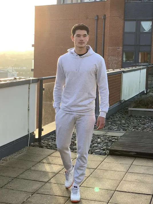 Di luar lapangan, ia tetap tampil sporty dengan hoodie dan jogger pants warna senada yaitu abu-abu. Dipadukan dengan sneakers. (@elkanbaggott)