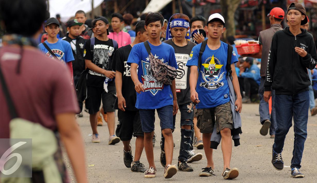 Suporter Persib mendatangi Stadion Si Jalak Harupat, Bandung, untuk menyaksikan laga Persib melawan Mitra Kukar di Turnamen Piala Bhayangkara di Kamis (17/3/2016). Laga Persib kontra Mitra Kukar berakhir imbang 1-1. (Liputan6.com/Helmi Fithriansyah)