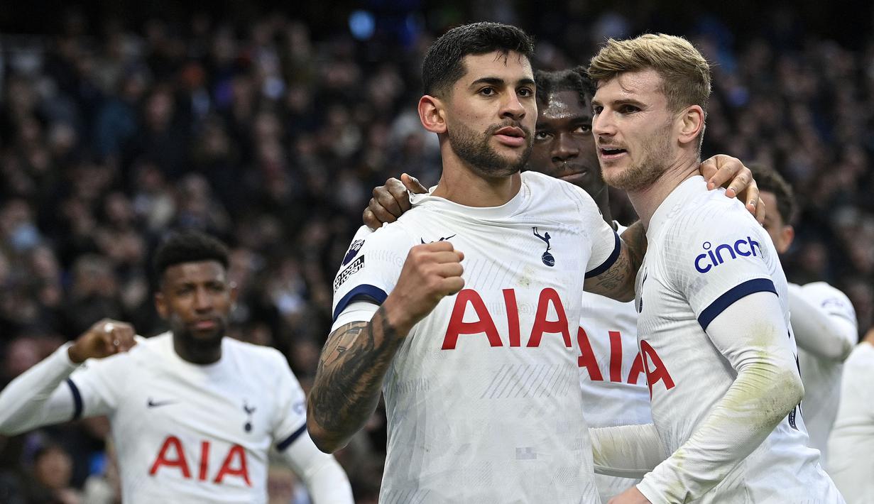 Pemain Tottenham merayakan gol yang dicetak oleh Timo Werner (kanan) pada laga lanjutan Liga Inggris 2023/2024 melawan Crystal Palace di Tottenham Hotspur Stadium, London, Inggris, Sabtu (02/03/2024) malam WIB. (AFP/Justin Tallis)
