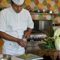 Ingin belajar memasak? Jala Cooking Academy dari Four Seasons akan mengisi aktivitas berlibur kamu menjadi lebih kaya dan bermanfaat. (Foto: Four Seasons)
