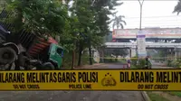 Truk kontainer terjun bebas dari ruas Tol BSD Tangerang. (Liputan6.com/Pramita Tristiawati)