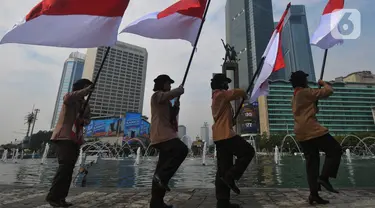 Upacara pengibaran Bendera Merah Putih selama bulan Agustus 2024 di Kawasan Bundaran HI, Jakarta, Kamis (8/8/2024). (merdeka.com / Imam Buhori)