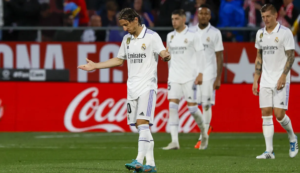<p>Pemain Real Madrid Luka Modric (kiri) bereaksi setelah pemain Girona Taty Castellanos mencetak gol pada pertandingan sepak bola Liga Spanyol di Stadion Montilivi, Girona, Spanyol, Selasa (25/4/2023). (AP Photo/Joan Monfort)</p>