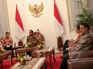 Presiden Joko Widodo menerima rombongan Parlemen Jepang di Istana Merdeka, Jakarta, Senin (4/5/2015). Pertemuan tersebut untuk meningkatan hubungan antara Jepang dan Indonesia terutama bidang bisnis, ekonomi dan pertanian. (Liputan6.com/Faizal Fanani)