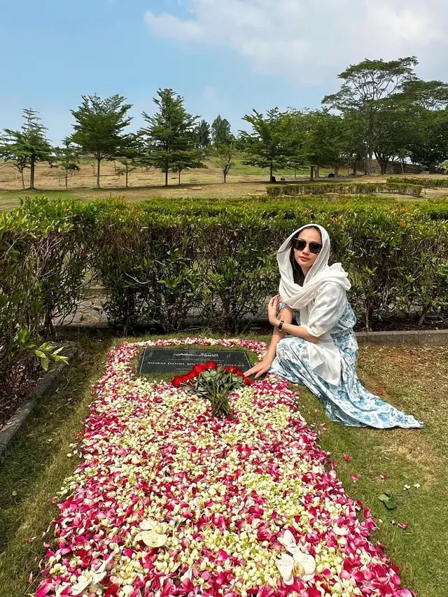 Tampilan Manis dan Santun Bunga Citra Lestari Ziarah ke Makam Ashraf Sinclair, Konsisten dengan Gaun Floral