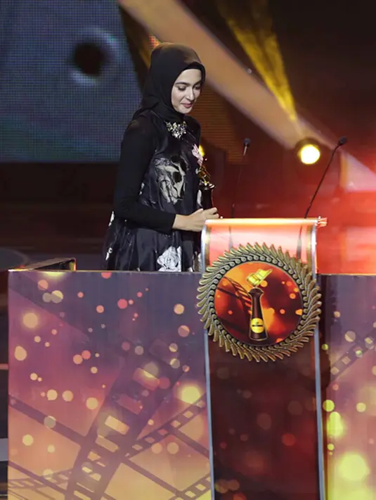 Penampilan pada malam FFB 2016 yang diselenggarakan di Monumen Perjuangan Rakyat Bandung, Jawa Barat pada Sabtu (24/9/2016) malam, Nabila Syakieb hadir dan menarik perhatian penonton. (Deki Prayoga/Bintang.com)