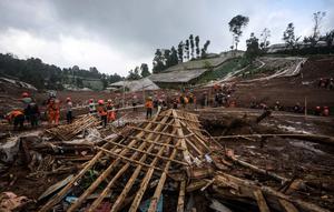 Hingga Minggu 25 Januari 2026, pukul 12.00 WIB, tim pencari dan penyelamat gabungan menemukan total 16 jenazah dari lokasi bencana. Tampak dalam foto, tim penyelamat mencari korban tanah longsor di Desa Pasirlangu, Kecamatan Cisarua, Kabupaten Bandung Barat, Jawa Barat pada Minggu 25 Januari 2026. (Timur Matahari/AFP)