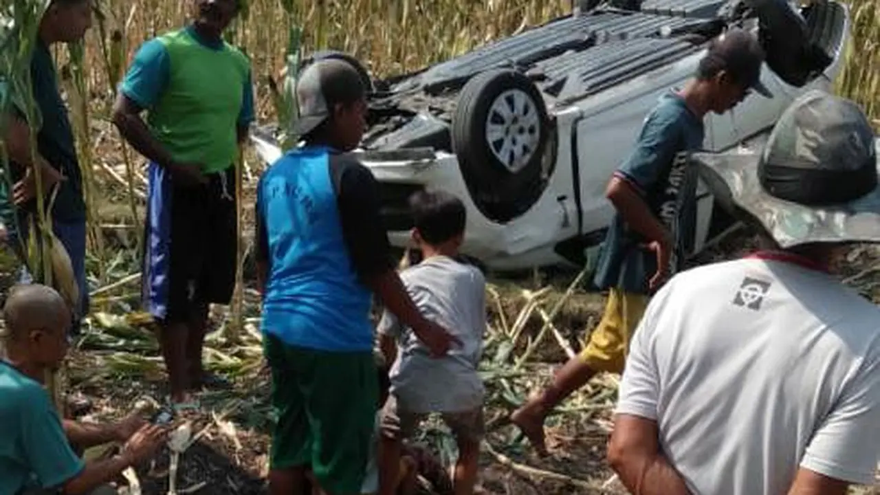 Mobil yang Dipakai Pengutil Barang di sebuah Minimarket di Blora terbalik di Area Persawahan Milik Warga Kabupaten Grobogan Setelah Dikejar-kejar Polisi (Liputan6.com/Ahmad Adirin)