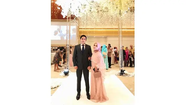Momen Medina dan suami saat kondangan bersama, terlihat begitu serasi.
