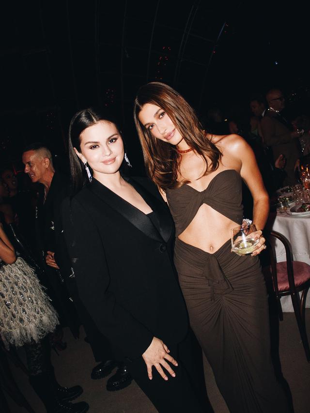 Tampil Akrab, Ini 5 Potret Selena Gomez Bareng Hailey Bieber yang Tengah Viral