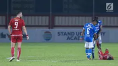 Pemain Persib, Tony Sucipto dan Bojan Malisic menolong pemain Persija yang cedera saat laga lanjutan Go-Jek Liga 1 Indonesia 2018 bersama Bukalapak di Lapangan PTIK, Jakarta, Sabtu (30/6). Laga dimenangkan Persija 1-0. (Liputan6.com/Helmi Fithriansyah)