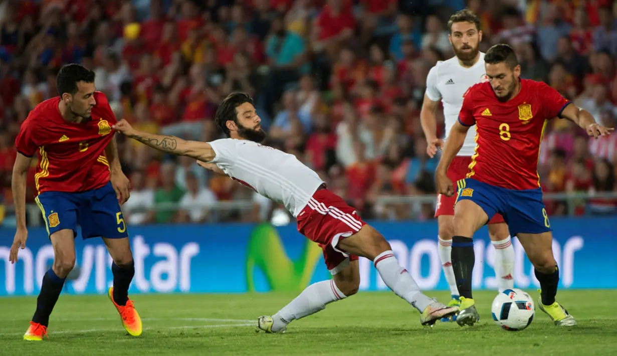 Pemain Spanyol, Koke (kanan), berusaha dihadang pemain Georgia, Tornike Okriashvili, pada laga persahabatan di Coliseum Alfonso Perez, Madrid, Rabu (8/6/2016) dini hari WIB. (AFP/Curto De La Torre)