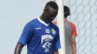 Penyerang Persib Bandung, Ezechiel N'Douassel mengalami cedera menjelang laga kontra Madura United. (Bola.com/Muhammad Ginanjar)