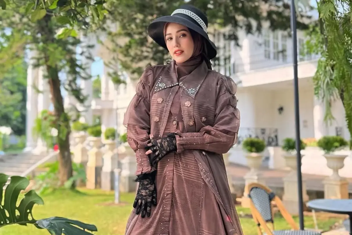 6 Inspirasi Outfit Gamis ala Adelia Istri Pasha Ungu, Modis untuk Usia 30-an