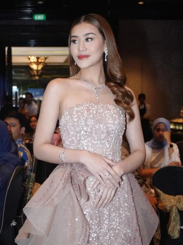 Gaya Glamor Aaliyah Massaid