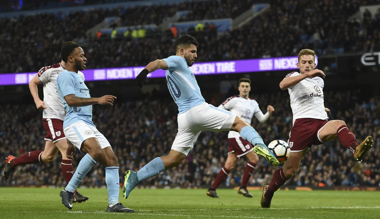 Striker Manchester City, Sergio Aguero, berusaha membobol gawang Burnley pada laga Piala FA di Stadion Etihad, Manchester, Sabtu (6/1/2018). City menang 4-1 atas Burnley. (AFP/Oli Scarff)