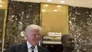 Menurut penuturan seorang sumber pada Hollywoodlife.com, Donald Trump merasa Kanye West adalah sosok yang tepat dijadikan panutan dalam urusan dunia bisnis.  (AFP/Bintang.com)
