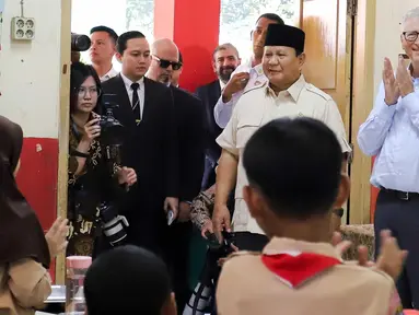 Presiden Republik Indonesia, Prabowo Subianto (kedua kanan) bersama pendiri Microsoft dan filantropis Bill Gates saat meninjau langsung pelaksanaan Program Makan Bergizi Gratis (MBG) di Sekolah Dasar Negeri (SDN) Jati 03, Jakarta, Rabu (7/5/2025). (Liputan6.com/Herman Zakharia)
