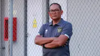 Kepala Badan Tim Nasional (BTN), Sumardji memberikan keterangan di depan wartawan saat latihan perdana Timnas Indonesia U-23 untuk Piala AFF U-23 di Lapangan A, Senayan, Jakarta, Kamis (10/08/2023). (Bola.com/Bagaskara Lazuardi)