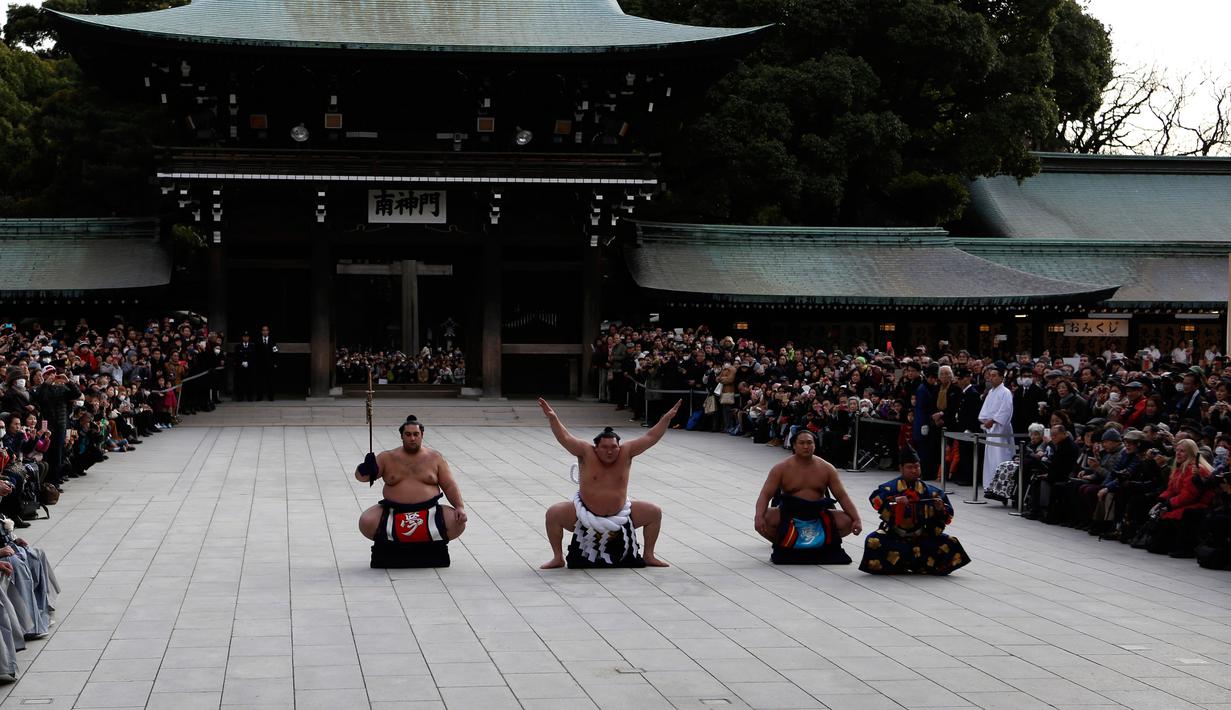 Yokozuna Hakuho (kedua kiri) melakukan gerakan ritual tahunan di Tokyo, Jepang, (7/1). Ritual ini dalam perayaan tahun baru 2016. (REUTERS / Yuya Shino)