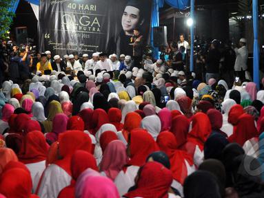 Peringatan 40 hari meninggalnya artis Olga Syahputra diawali dengan tahlil bersama warga dan ratusan anak yatim di kediaman orang tua Olga di kawasan Duren Sawit, Jakarta, Rabu (6/5/2015). (Liputan6.com/Panji Diksana)