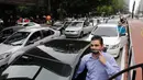 Ratusan pengemudi Uber saat menggelar aksi unjuk rasa memprotes penerapan aturan undang-undang mengenai transportasi di Sao Paulo, Brasil (30/10). Aksi tersebut menimbulkan kemacetan parah di sejumlah jalan. (AP Photo / Andre Penner)