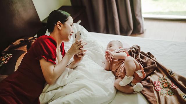 Ilustrasi ibu dan bayi, foto