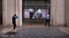 Pekerja kantor pria dan wanita bermain senjata air di luar kantor, Beijing, (13/7). Karyawan di China terkadang menghabiskan waktu berjam-jam di tempat kerja dan beralih bermain dengan ide kreatif untuk menghilangkan stres. (AP Photo/Mark Schiefelbein)