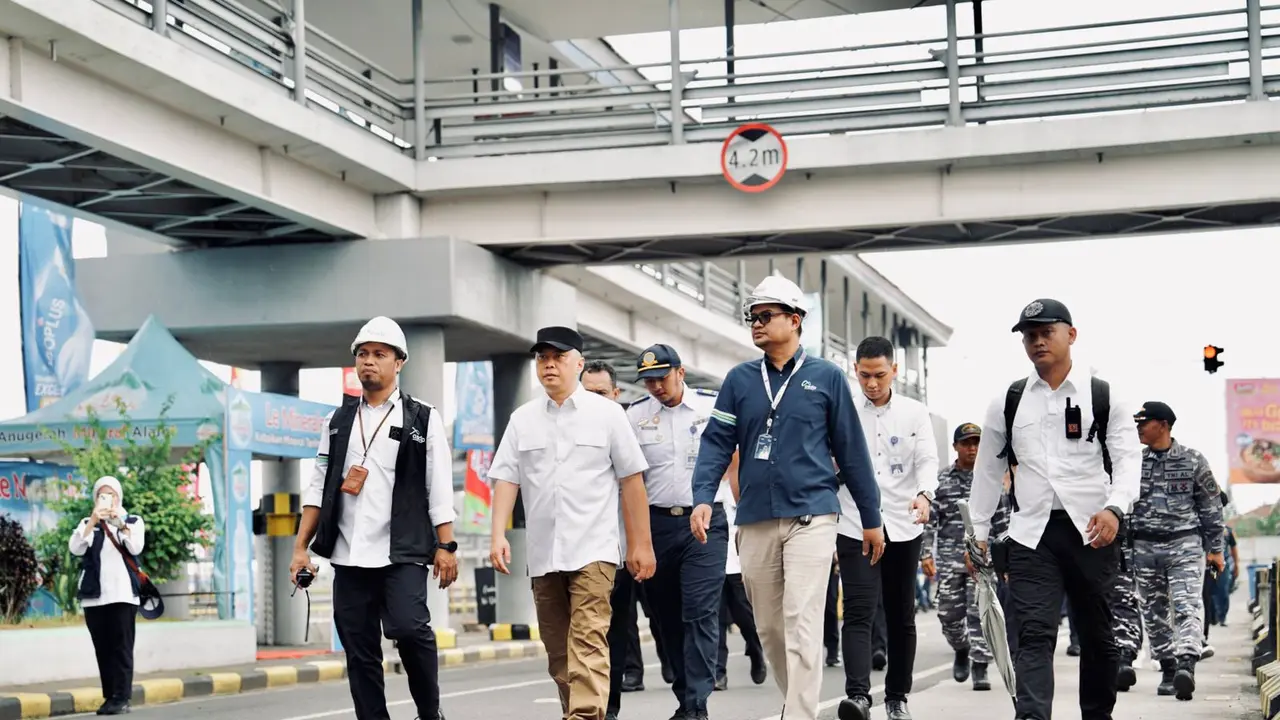 Menteri Perhubungan Dudy Purwagandhi  (baju putih) tinjau angkutan Nataru di Pelabuhan Ketapang Banyuwangi (Istimewa)