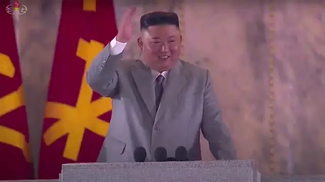 Kim Jong-un menangis terharu dalam parade militer yang menampilkan rudal baru Korea Utara pada 10 Oktober 2020 (AFP)