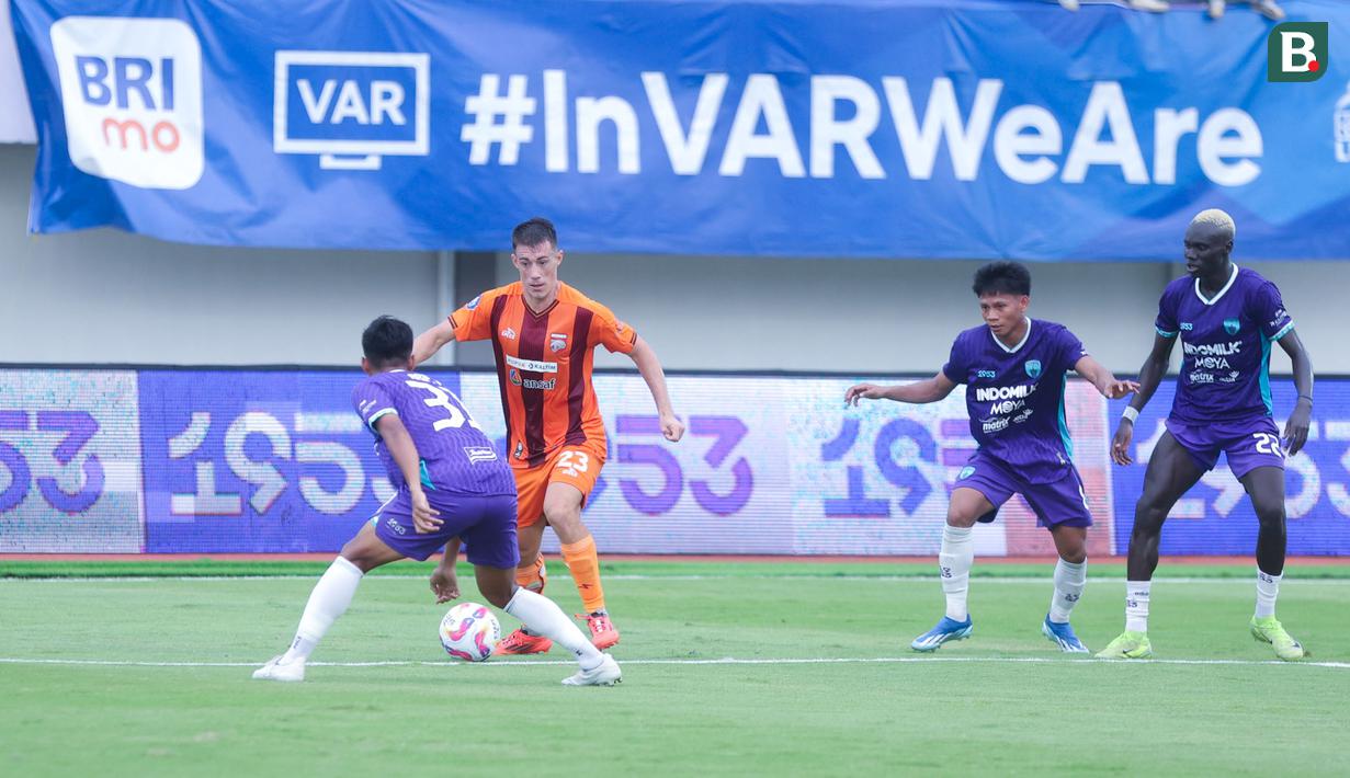Pemain Borneo FC, Mariano Peralta, berusaha melewati pemain Persita Tangerang pada laga pekan ke-24 BRI Liga 1 2024-2025 di Stadion Indomilk Arena, Tangerang, Sabtu (22/2/2025). (Bola.com/M Iqbal Ichsan)