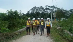 Kepala Dinas Lingkungan Hidup Kaltim Anwar Sanusi memimpin kunjungan ke PT Berau Coal dalam rangka  monitoring dan evaluasi kegiatan reklamasi dan revegetasi.