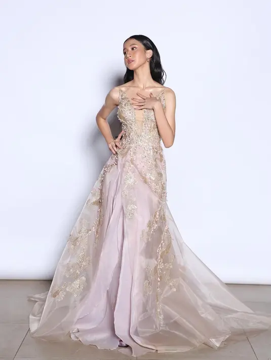 Netizen memerhatikan foto terbaru Keisya dan langsung mengaitkan wajahnya dengan Seo Yea Ji. Tak lama, kemiripan wajah keduanya menjadi pembahasan seru. (https://www.instagram.com/p/CYoRZ3lFBBK/)