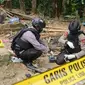 Gegana Brimob Polda Banten Sisir Bahan Peledak Dilokasi Ledakan Di Cimanggu, Kabupaten Pandeglang, Banten. (Senin, 10/01/2022). (Dokumentasi Polda Banten).