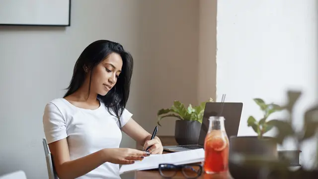 Ilustrasi wanita menulis