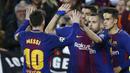 Para pemain Barcelona merayakan gol yang dicetak oleh Luis Suarez ke gawang AS Roma pada laga leg pertama perempat final Liga Champions di Stadion Camp Nou, Rabu (4/4/2018). Barcelona menang 4-1 atas AS Roma. (AFP/Manu Fernandez)