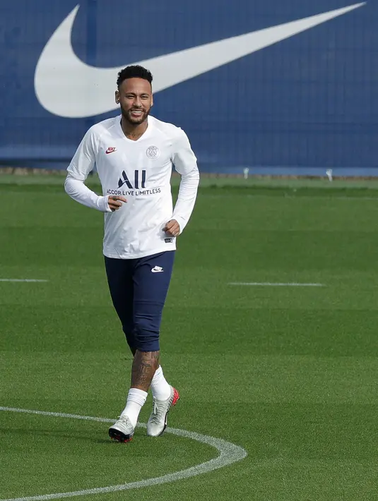Ekspresi pemain Paris Saint Germain Neymar saat sesi latihan di Camp des Loges, Saint-Germain-en-Laye, Prancis, Selasa (17/9/2019). PSG akan menjamu Real Madrid pada matchday 1 Grup A Liga Champions. (GEOFFROY VAN DER HASSELT/AFP)