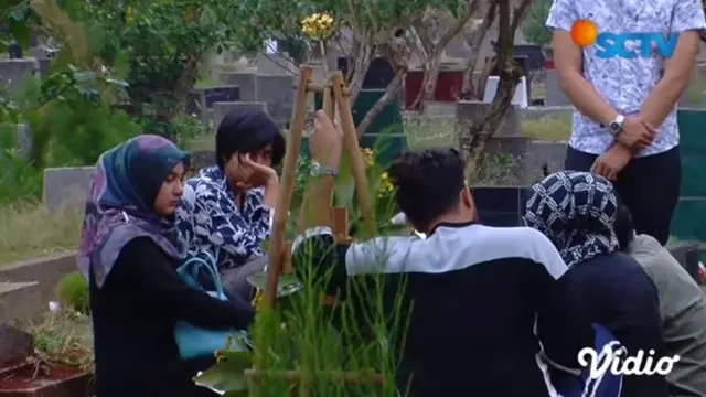 6 Momen Irish Bella Pertama Kali Ziarah ke Makam Anak Kembar, Berusaha Tegar