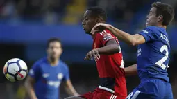 Gelandang Watford, Andre Carrillo, berusaha melewati bek Chelsea, Cesar Azpilicueta, pada laga Premier League di Stadion Stamford Bridge, London, Sabtu (21/10/2017). Chelsea menang 4-2 atas Watford. (AFP/Ian Kington)