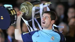 Kiper sekaligus kapten Real Madrid Iker Casillas mengangkat trofi Copa del Rey setelah menumbangkan Barcelona 1-0 dalam partai final di Estadio Mestalla, Valencia, 20 April 2011. AFP PHOTO/LLUIS GENE