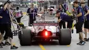 Tim mekanik Force India saat mempersiapkan mobil pebalap Sergio Perez pada sesi latihan bebas F1 GP Singapura di Marina Bay City Circuit, (15/9/2017). (AP/Wong Maye-E)